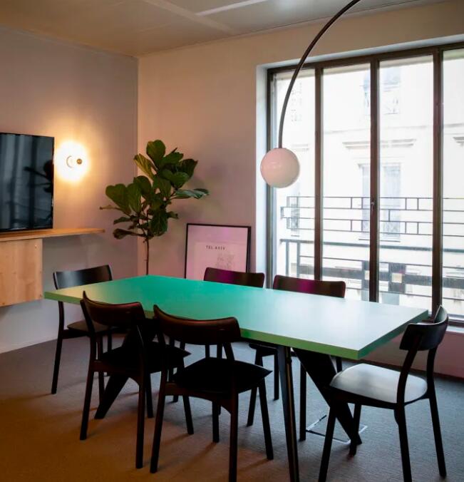 今天和大家分享的胶州办公室设计有色彩鲜艳而且设计感十足的工作空间